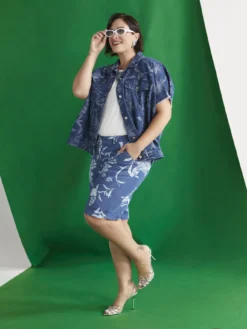 Bermuda in denim con stampa foliage delavé