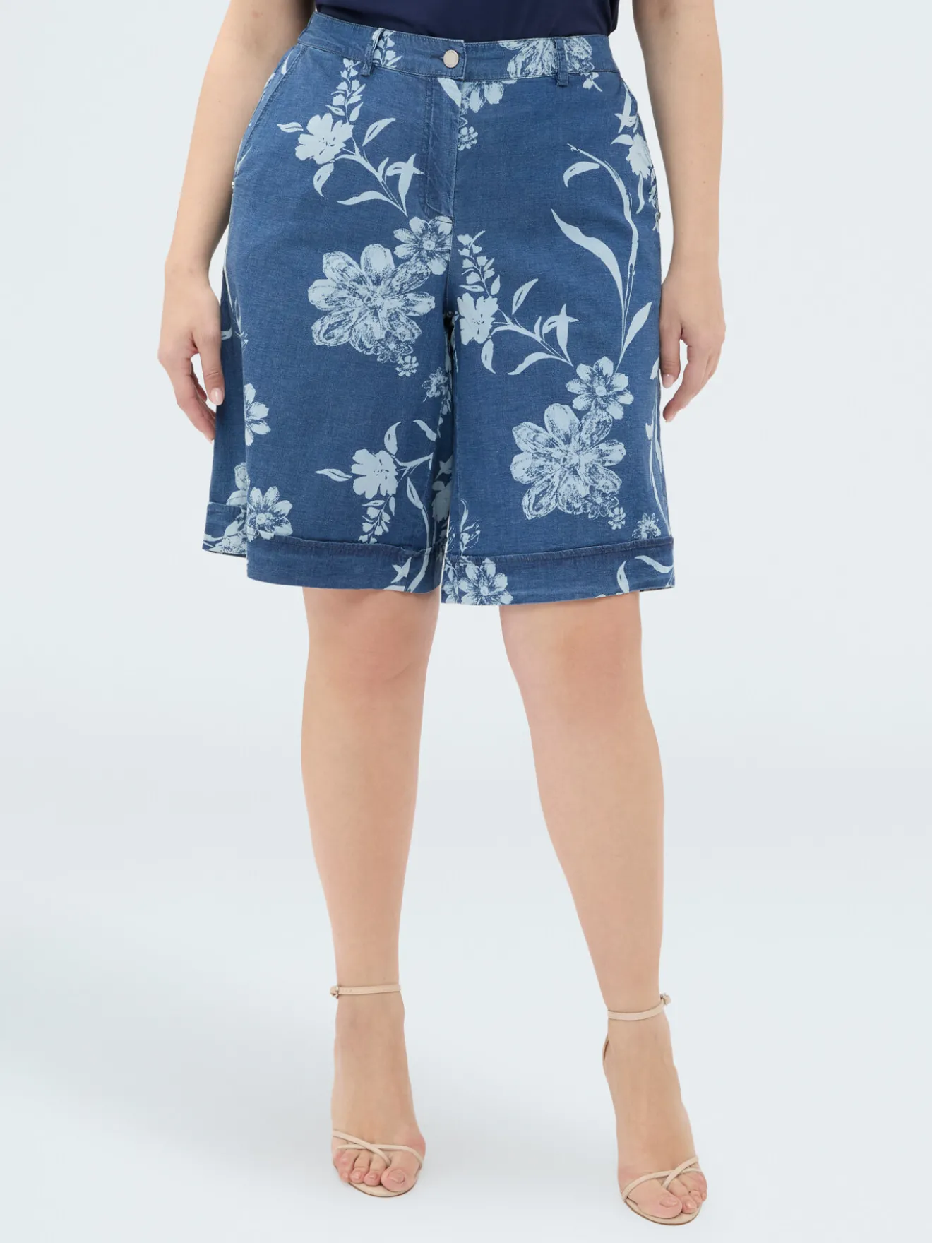 Bermuda in denim con stampa foliage delavé