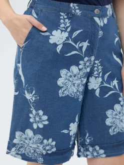 Bermuda in denim con stampa foliage delavé