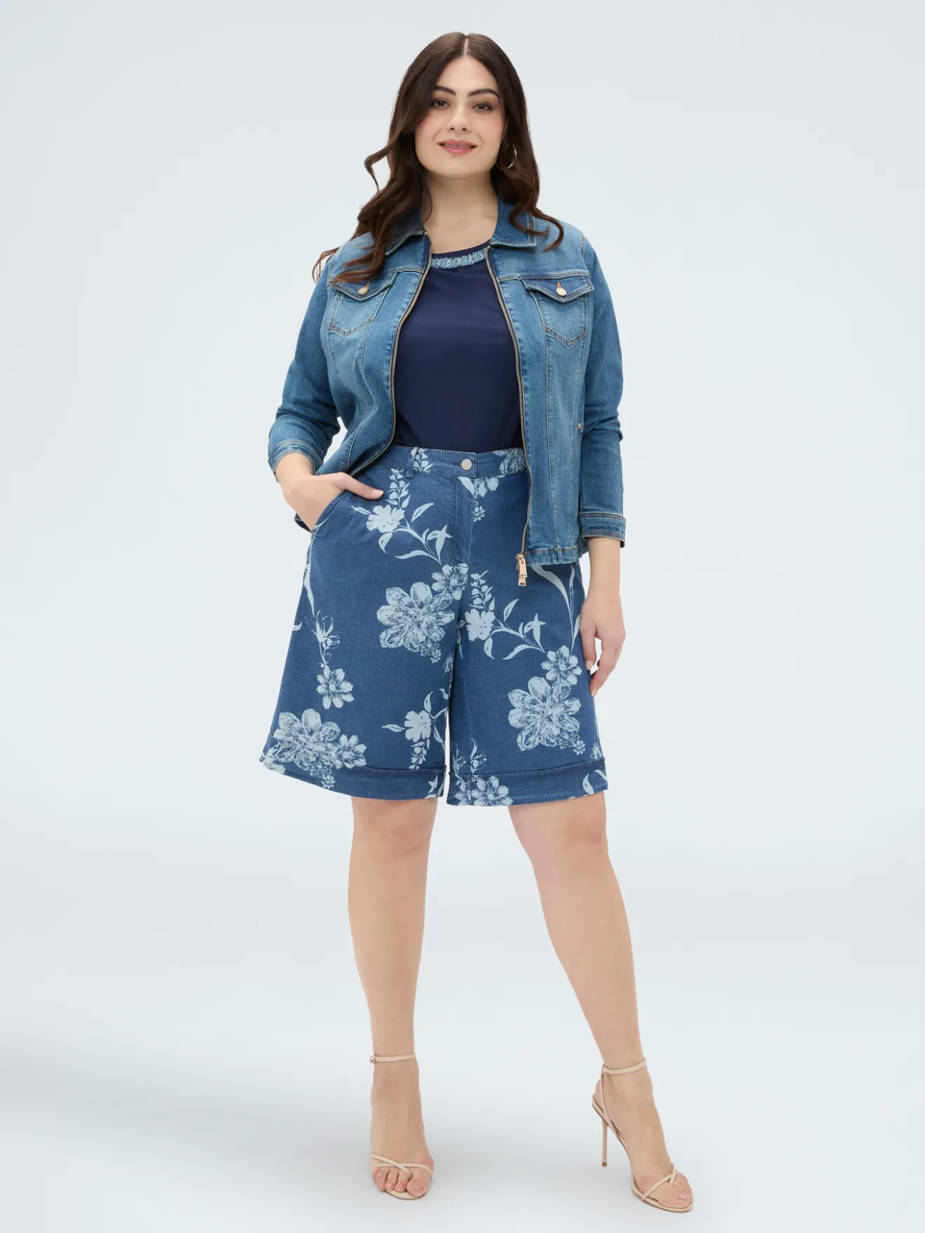 Bermuda in denim con stampa foliage delavé