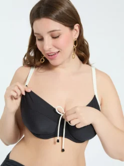 Bikini due pezzi con dettagli a contrasto