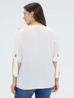 Blusa con ricami floreali