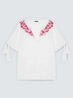Blusa con ricami floreali