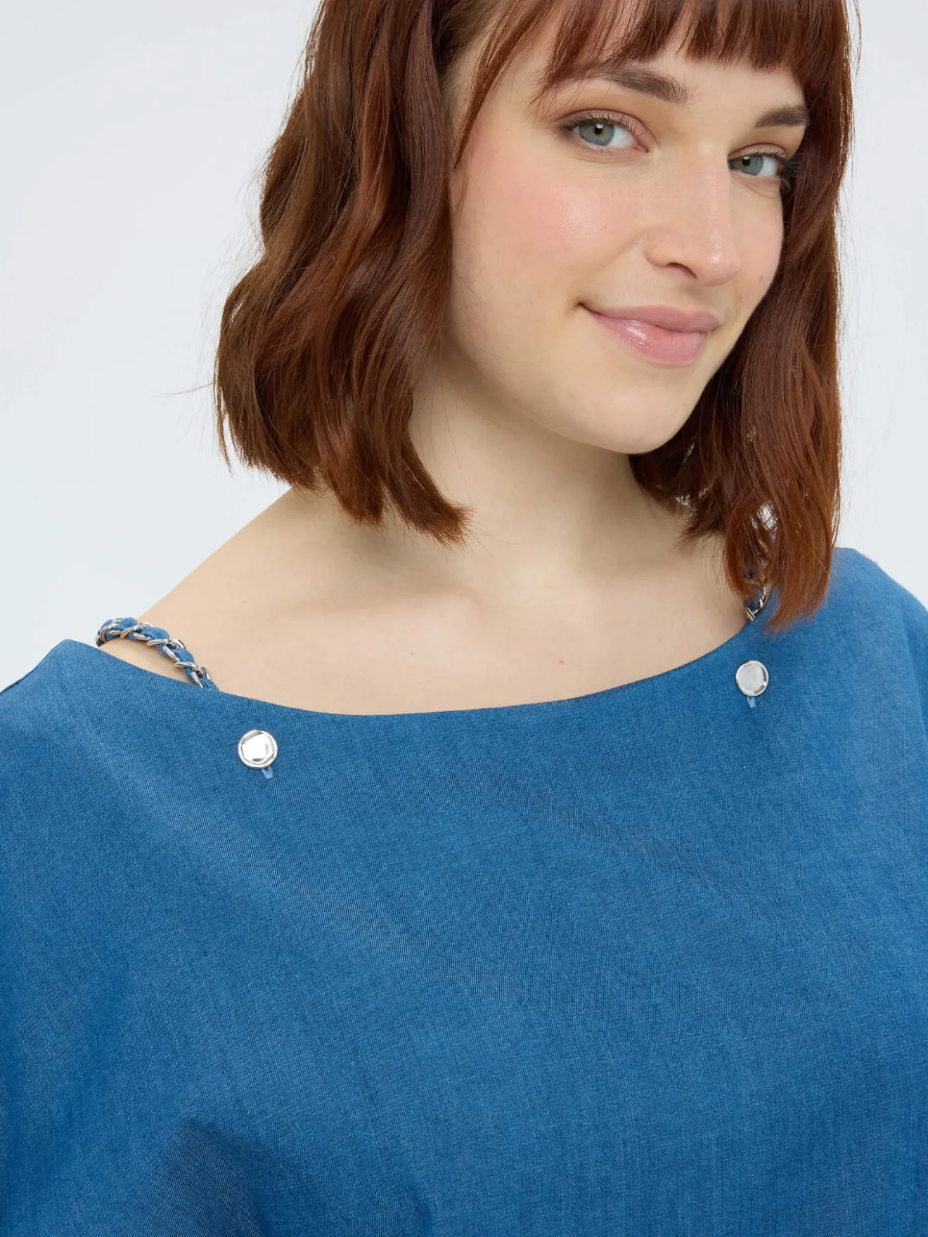 Blusa con scollo a barchetta in tencel