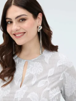 Blusa in cotone jacquard con ricamo floreale