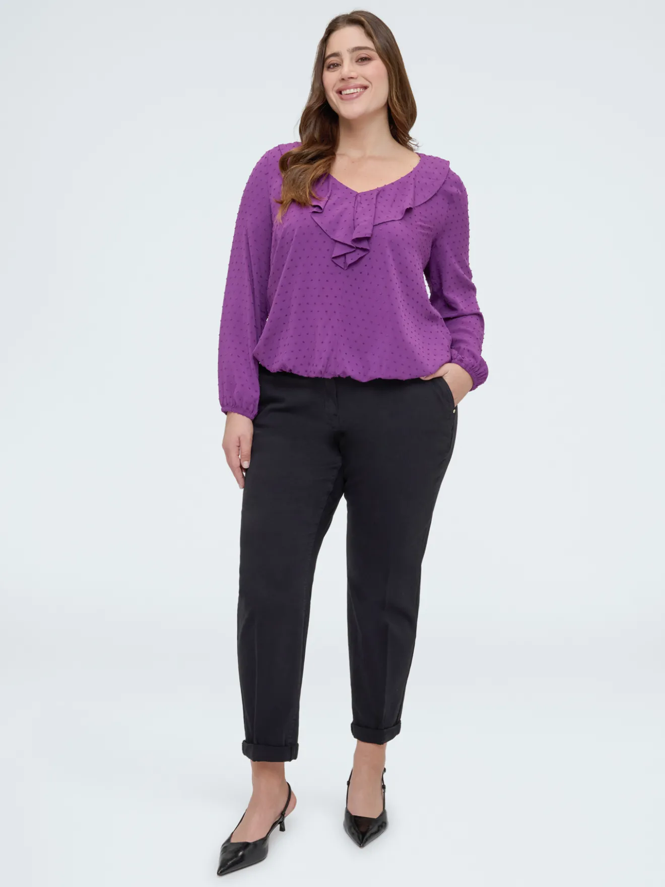 Blusa in plumetis a pois con volant