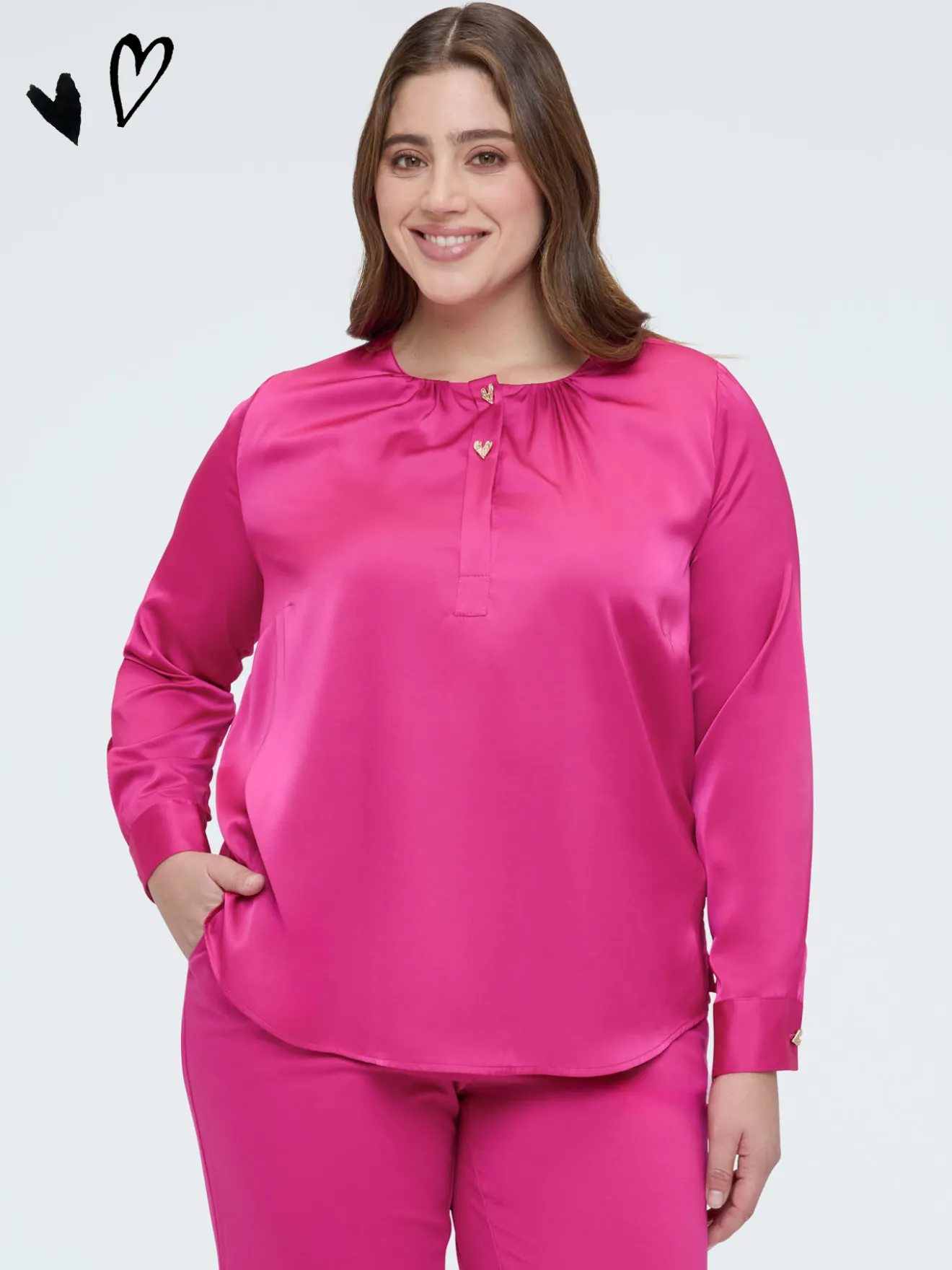 Blusa in raso con bottoni a forma di cuore