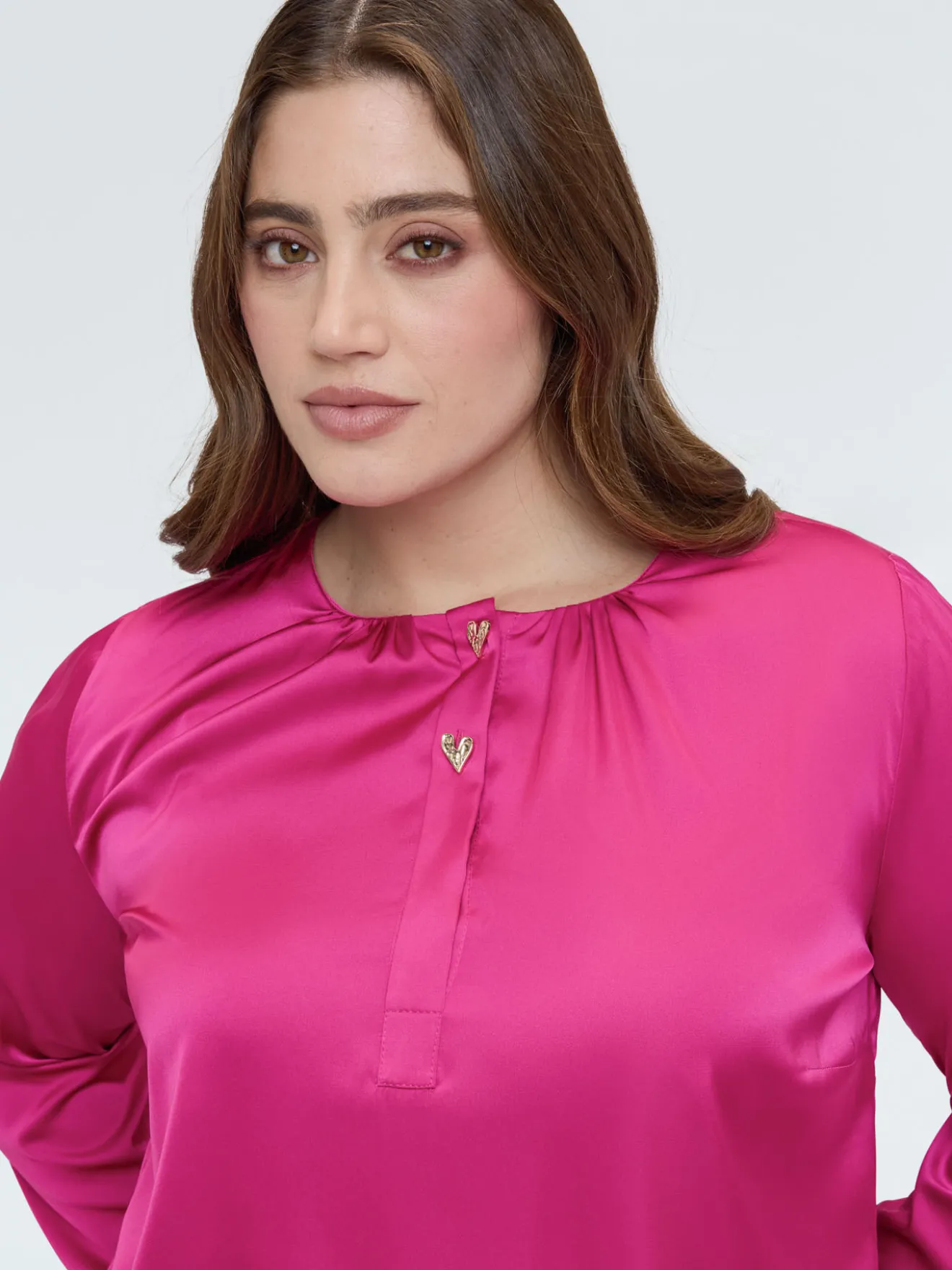 Blusa in raso con bottoni a forma di cuore