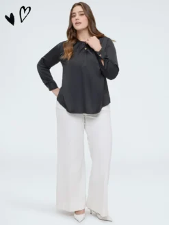 Blusa in raso con bottoni a forma di cuore