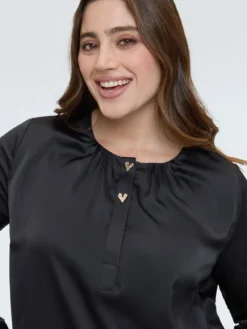Blusa in raso con bottoni a forma di cuore