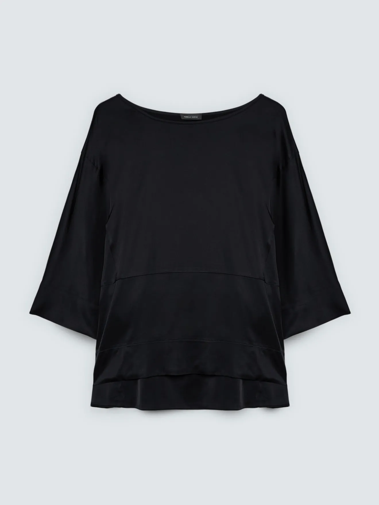 Blusa in raso con scollo a barchetta