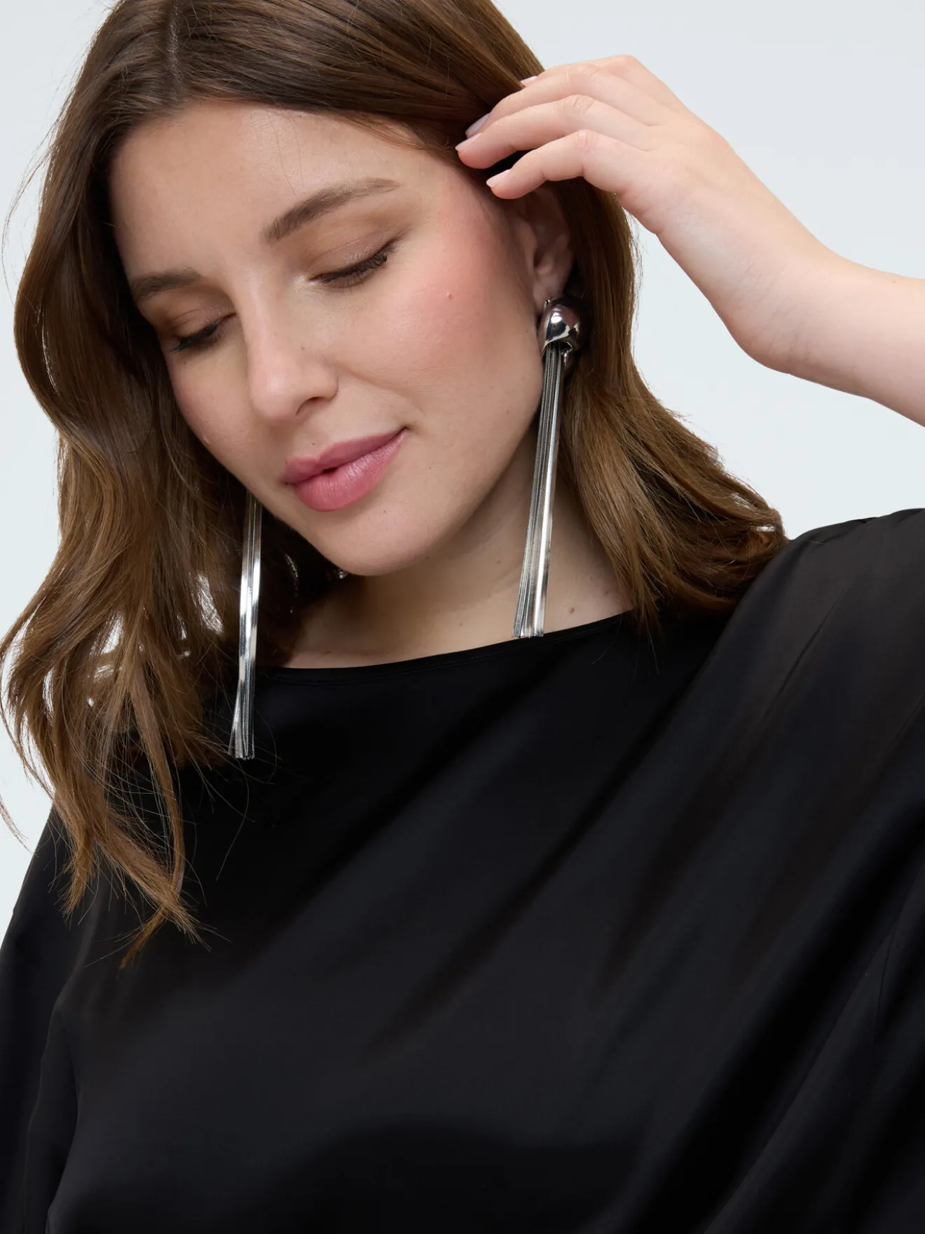 Blusa in raso con scollo a barchetta