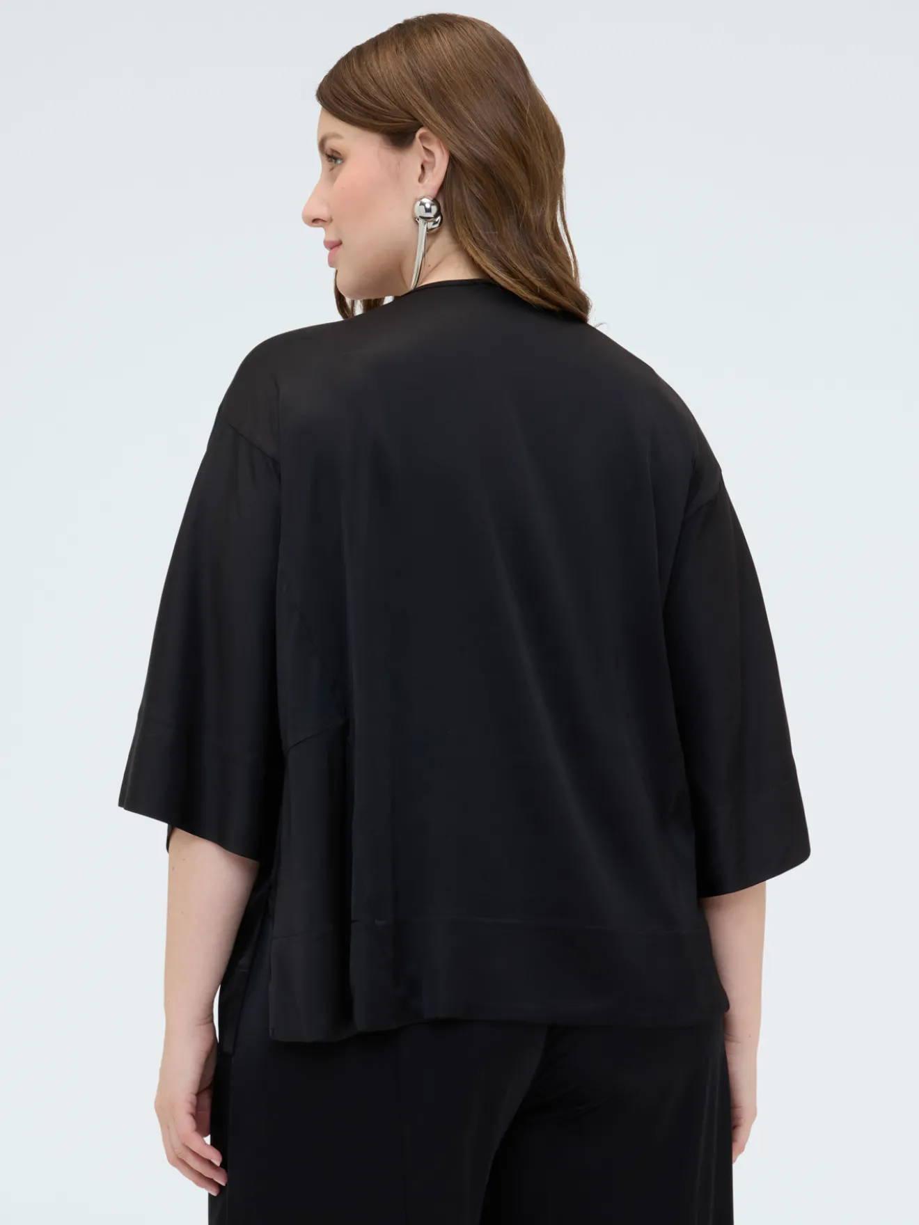 Blusa in raso con scollo a barchetta