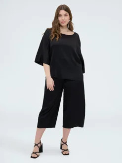 Blusa in raso con scollo a barchetta