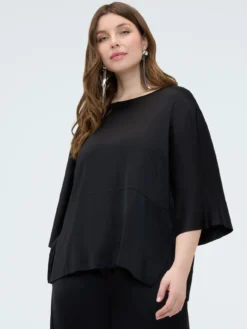 Blusa in raso con scollo a barchetta