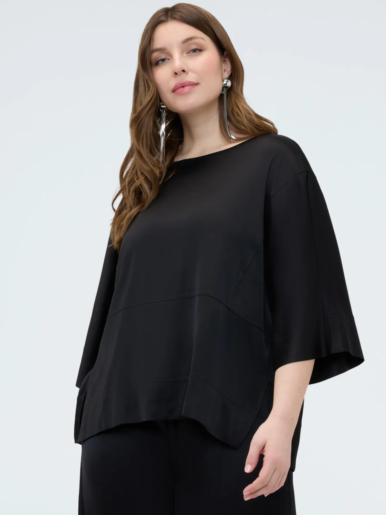 Blusa in raso con scollo a barchetta