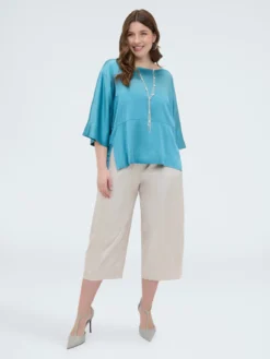 Blusa in raso con scollo a barchetta