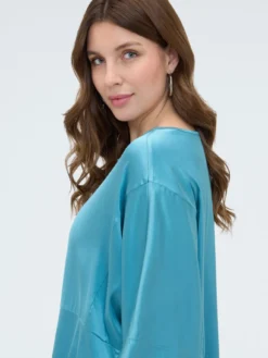 Blusa in raso con scollo a barchetta