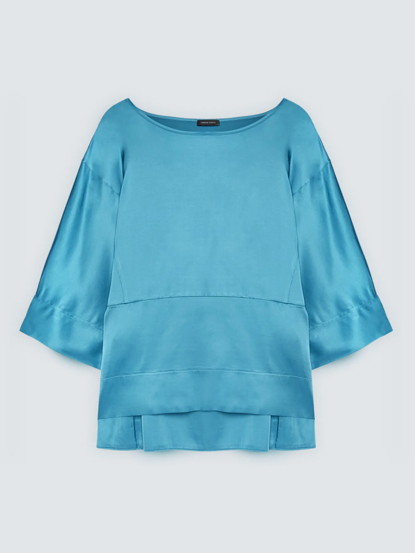Blusa in raso con scollo a barchetta
