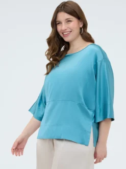 Blusa in raso con scollo a barchetta