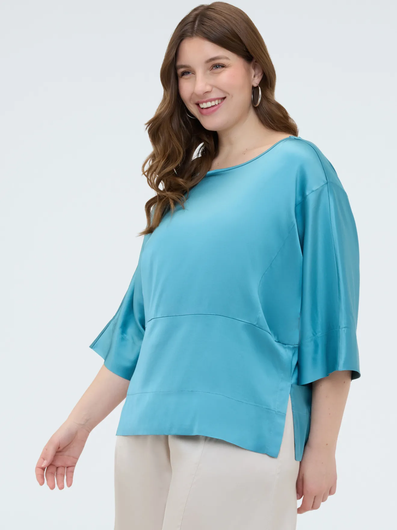 Blusa in raso con scollo a barchetta