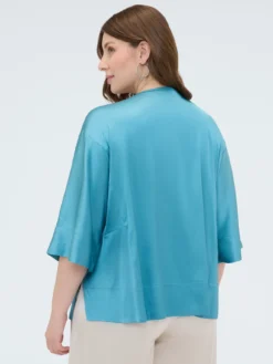 Blusa in raso con scollo a barchetta