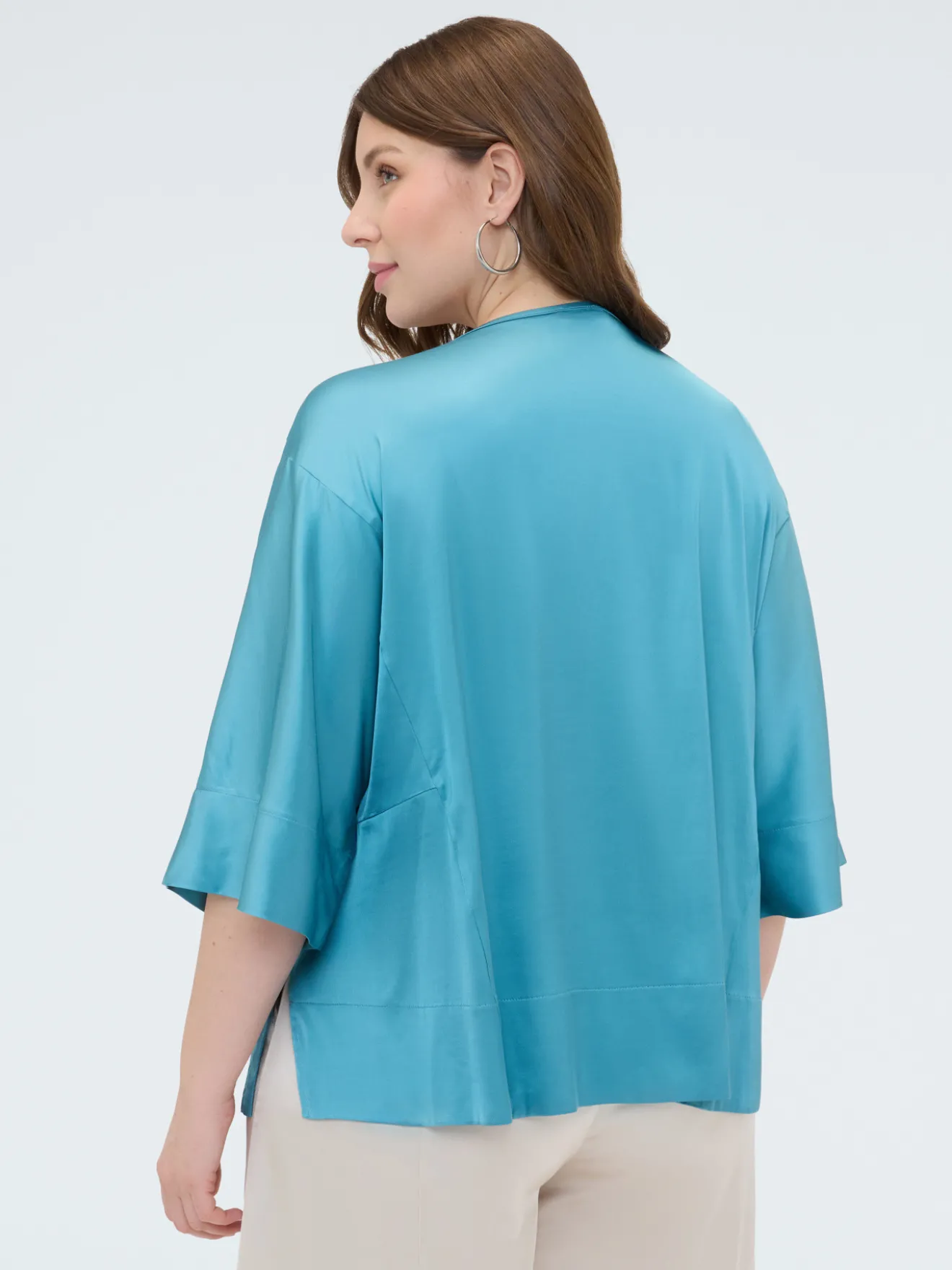 Blusa in raso con scollo a barchetta