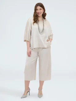 Blusa in raso con scollo a barchetta
