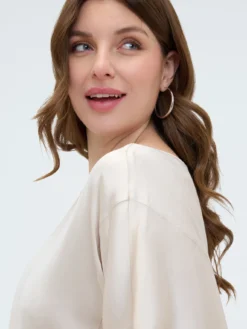 Blusa in raso con scollo a barchetta