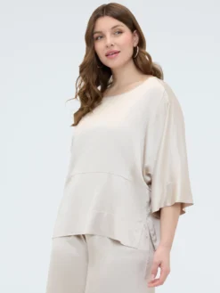 Blusa in raso con scollo a barchetta