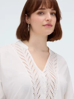 Blusa in sangallo con nodo