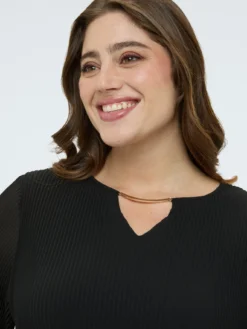 Blusa plissé in georgette con gioiello