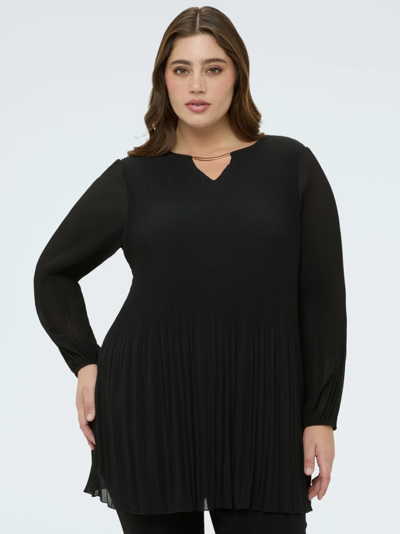 Blusa plissé in georgette con gioiello