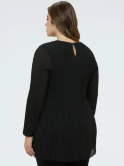 Blusa plissé in georgette con gioiello
