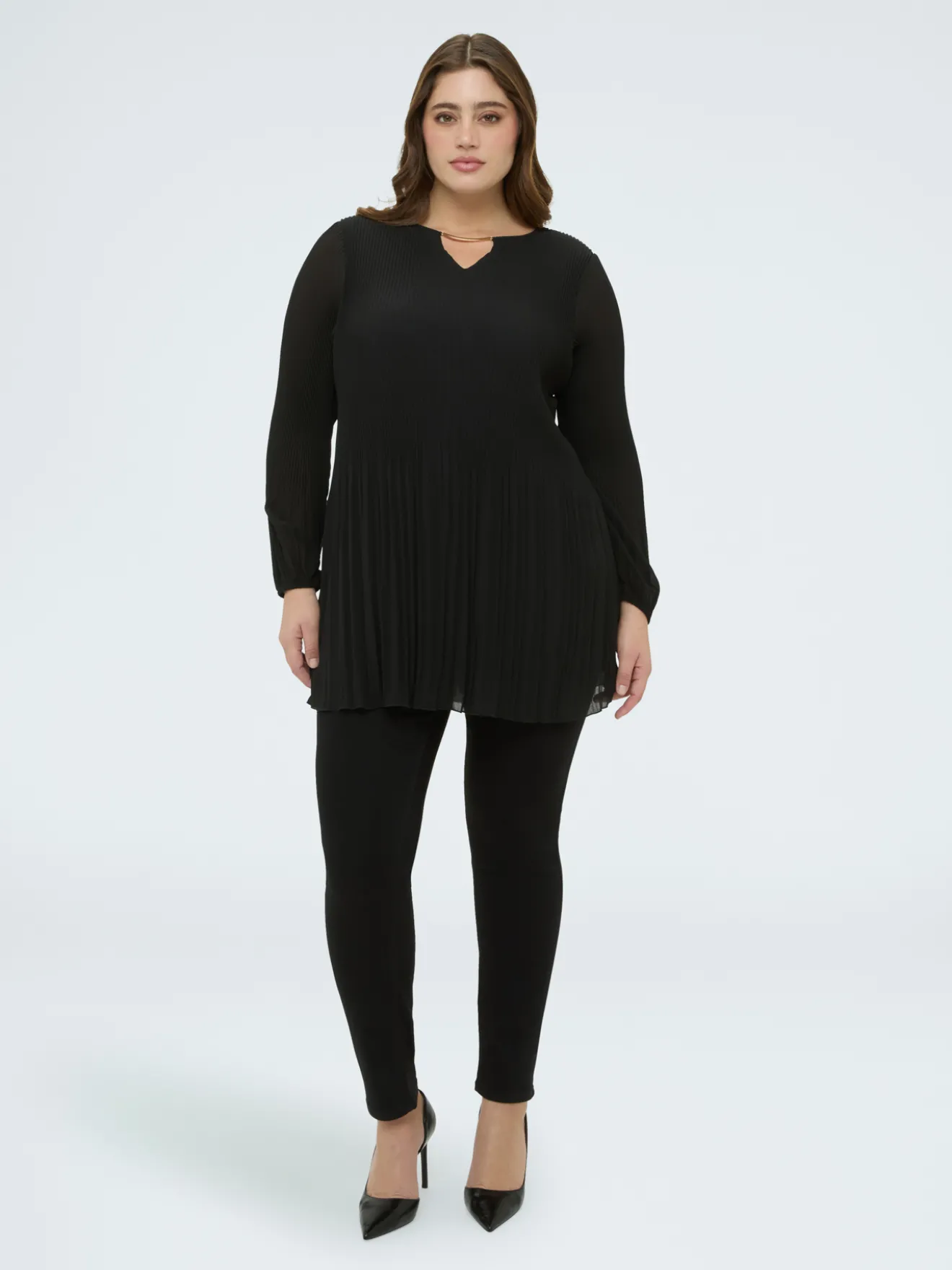 Blusa plissé in georgette con gioiello
