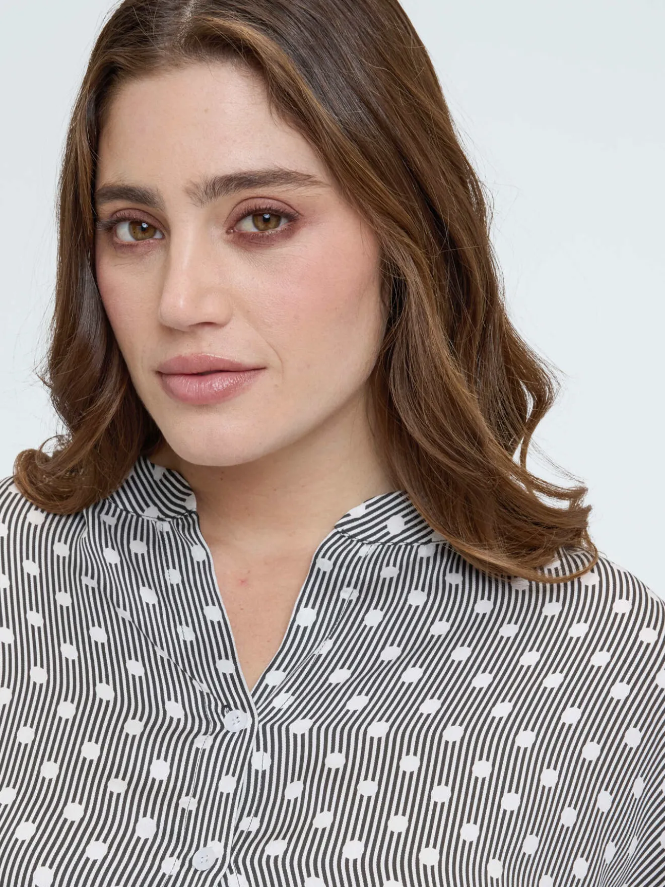 Camicia a pois in raso di viscosa