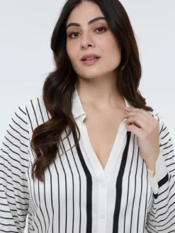 Camicia a righe con scollo a V