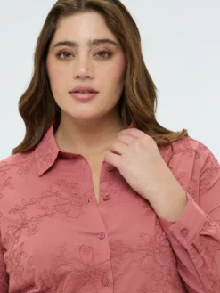 Camicia con ricami floreali tono su tono