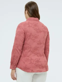 Camicia con ricami floreali tono su tono