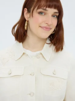 Camicia shacket con ricami floreali