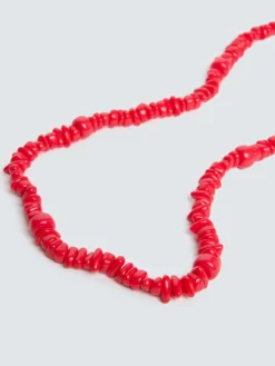 Collana con elementi rossi