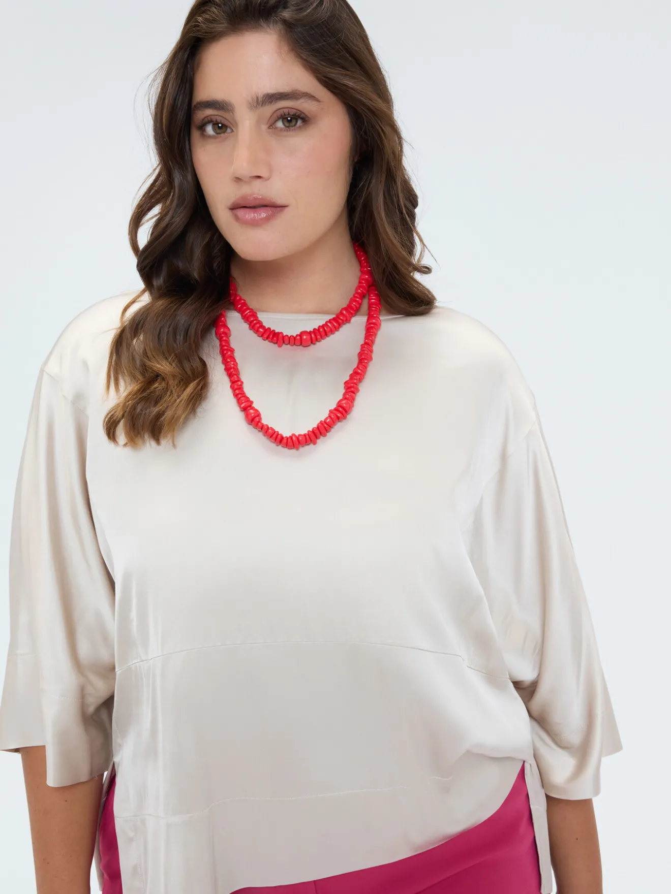 Collana con elementi rossi