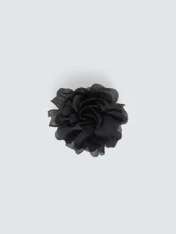 Collana con spilla fiore in tulle