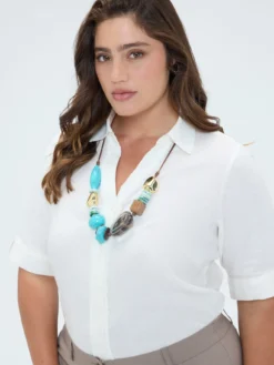 Collana etnica con elementi decorativi