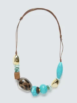 Collana etnica con elementi decorativi