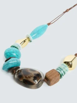 Collana etnica con elementi decorativi