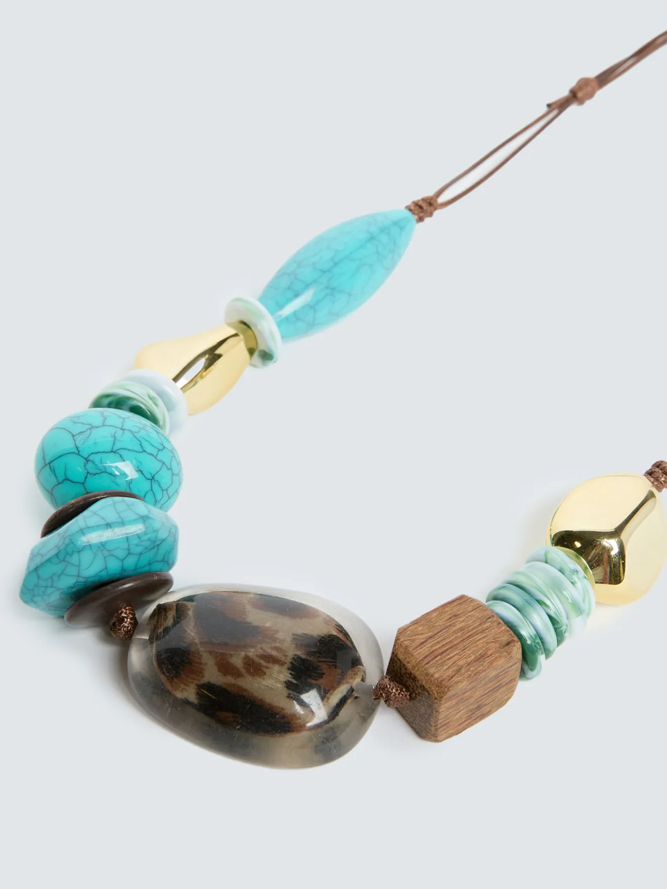 Collana etnica con elementi decorativi