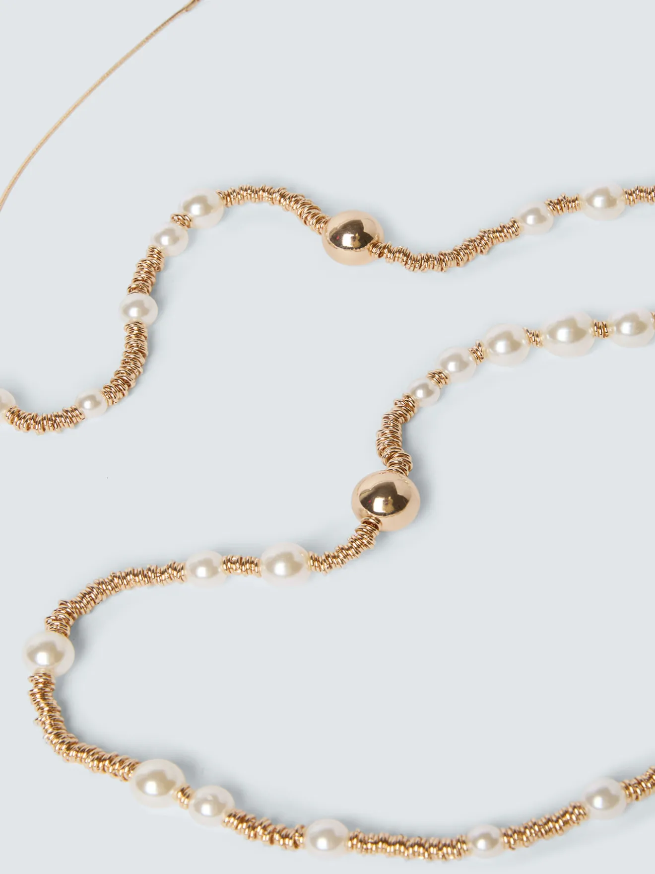Collana lunga con perle e elementi dorati