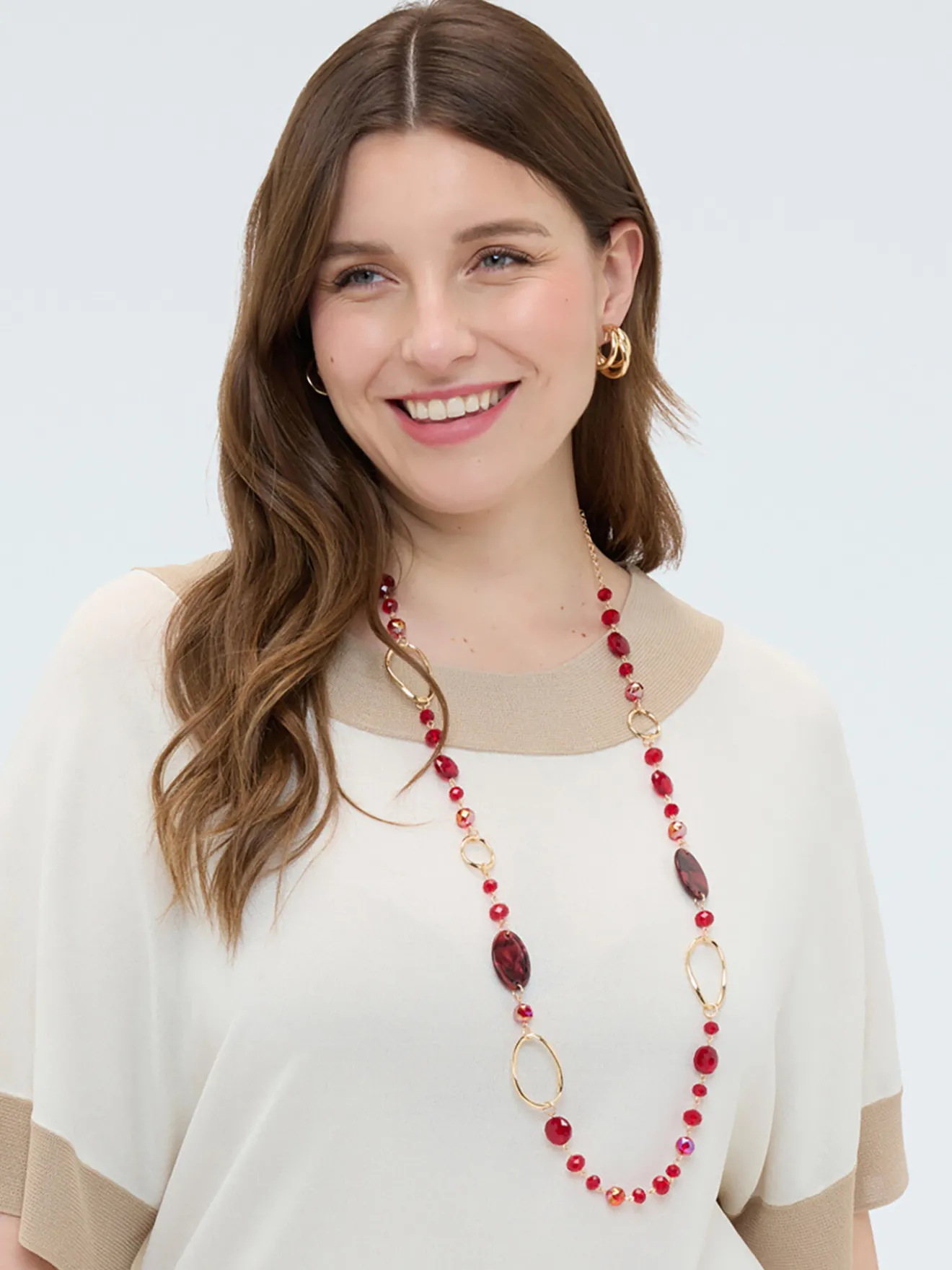 Collana lunga con perline e anelli