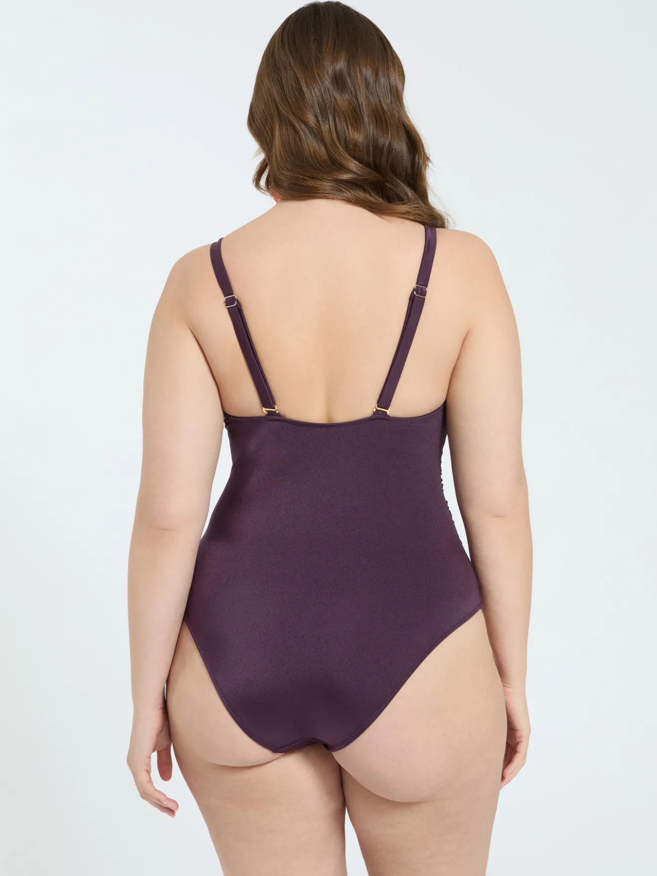 Costume intero con borchie e dettaglio cut out